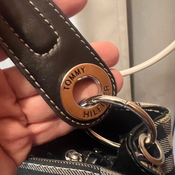 Tommy Hilfiger Black and White Vintage Shoulder Bag with Plaid Design - Picture 4 of 11